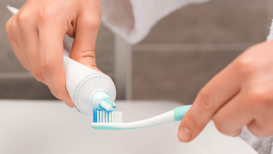 Стоматолог предупредил, что будет, если не чистить зубы перед сном